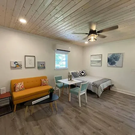 Beautifully Renovated Studio 2 Miles From Marina!
